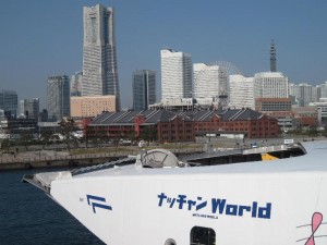 横浜大さん橋と高速船「ナッチャン」と赤レンガ倉庫