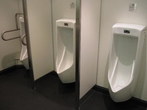 フェリーの洗練された男性用トイレ