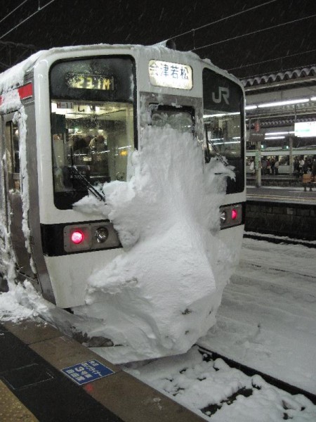 前面が雪だらけの磐越西線の電車