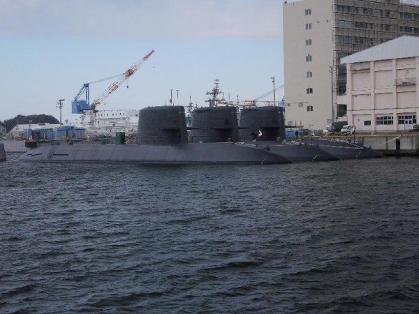 「横須賀軍港めぐり　潜水艦3隻」 （G1 M.ZUIKO DIGITAL 14-42mm F3.5-5.6）