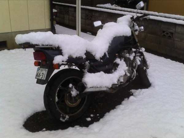 「２／１８　雪に埋もれたボロバイク」