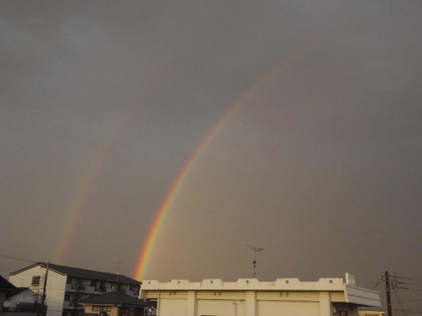 「大甕のアパートから見えた二重虹」