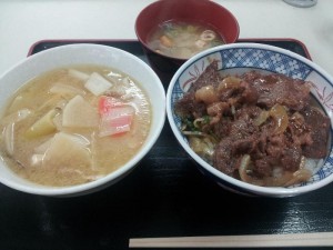 【岩手県前沢市】　前沢SA　「前沢牛焼肉丼＆豚汁」