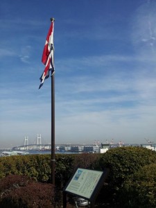 UW旗と横浜ベイブリッジ
