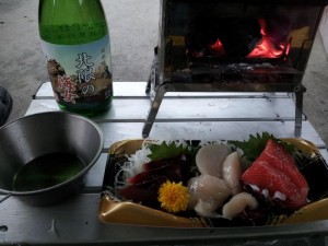 玉川野営場での晩飯　北限の海女（日本酒）と地の物刺身