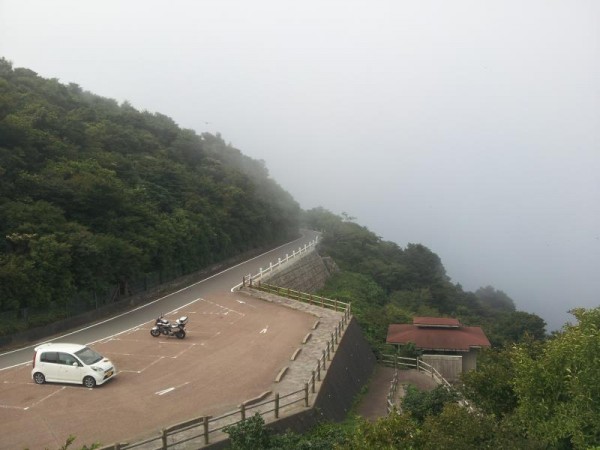 仁田峠循環自動車道路にて平成新山を望む（全く見えてません）