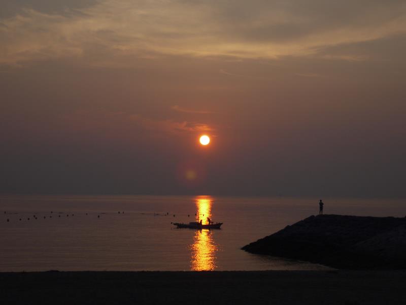 別府湾の朝日と漁船