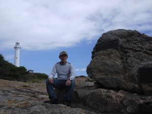トドヶ崎灯台と本州最東端の碑と一緒に記念写真