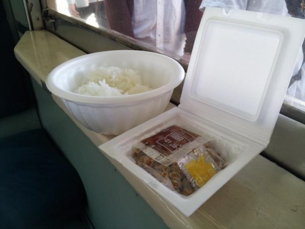 納豆列車の納豆とご飯