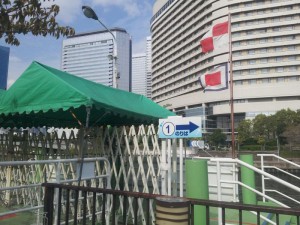 大阪の水上バス乗り場に翻るUW旗