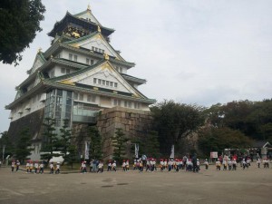 修学旅行の小学生と大阪城