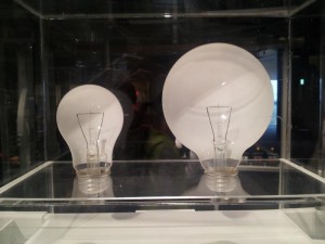 名古屋市科学館　電球のカットモデル