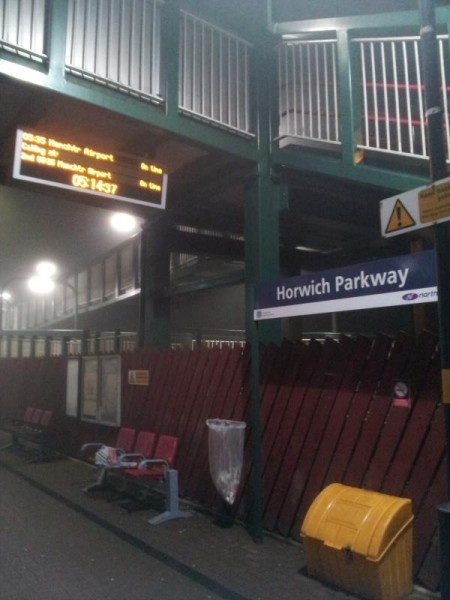 Horwich Parkway駅の標札