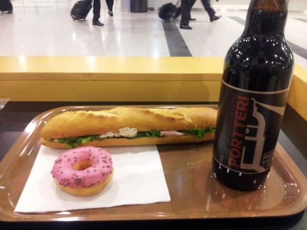 ヘルシンキ空港にてビール＆フランスパンサンド＆菓子パン