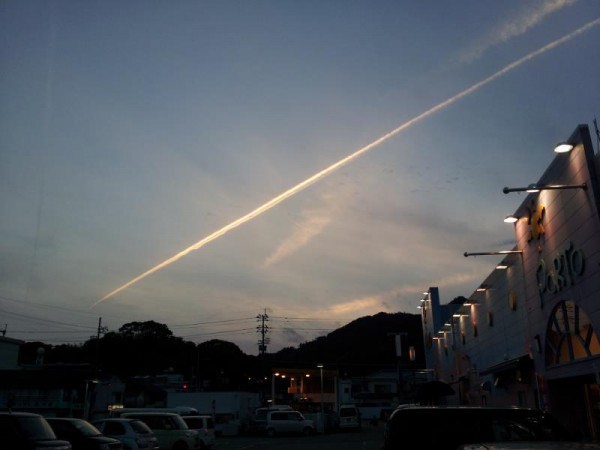 徳島県牟岐町のスーパー駐車場で見た飛行機雲