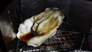 厚岸産の牡蠣を焼く