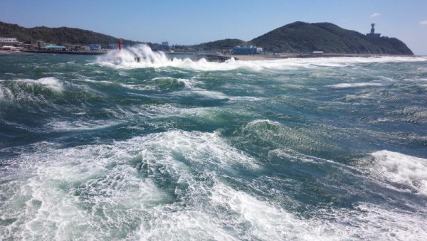 波に洗われる伊良湖港の堤防