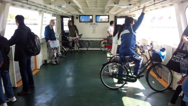 自転車が多い天保山渡船の船上