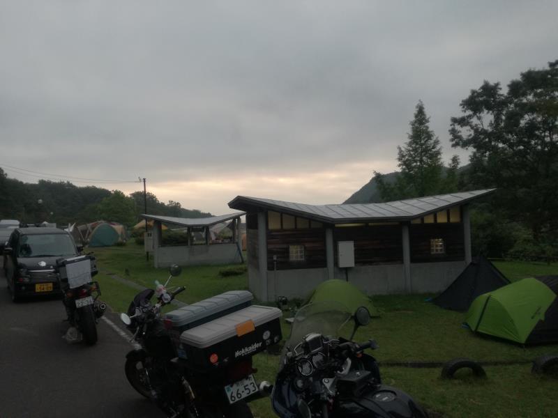 達居森と湖畔自然公園キャンプ場の朝