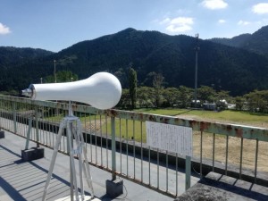 山を望む望遠鏡